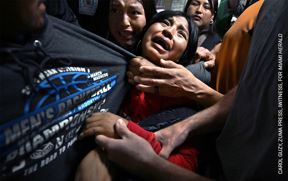 Fotografía de personas llorando y sujetando a alguien